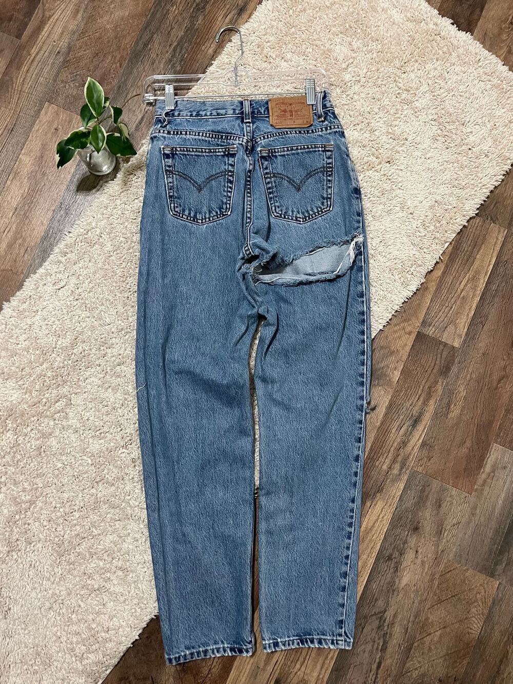 Vintage Levi's 550 Size 6 M Distressed High Waisted Relaxed Tapered Leg Jeans